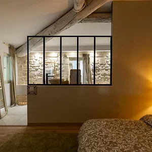 https://charmante-maison-en-arles-la-roquette.fr-provencehotel.com